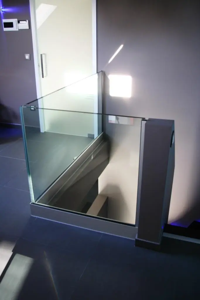 verre fixé dans un profil de sol.webp