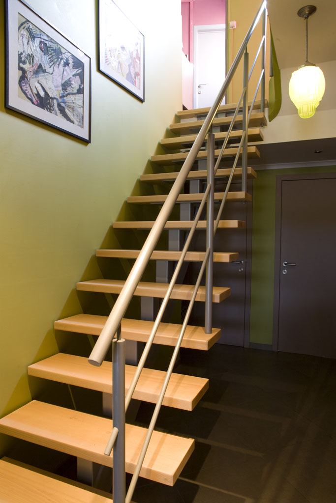 Rechte trap met centrale trapboom in metaal (22)