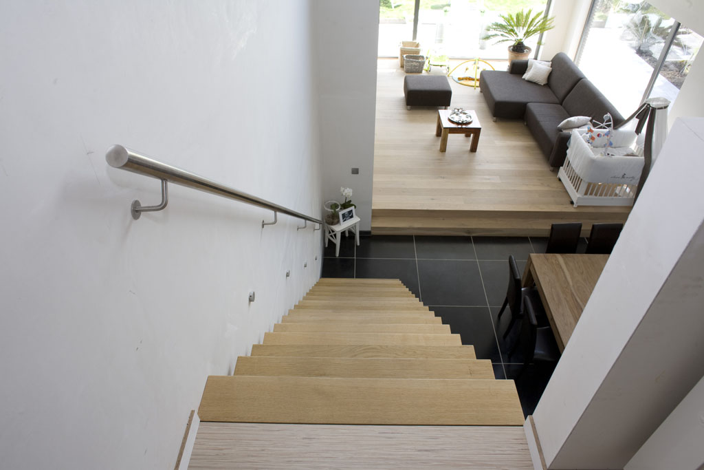 Rechte trap met centrale trapboom in metaal (29)