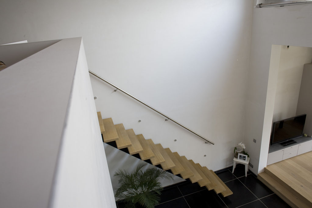 Rechte trap met centrale trapboom in metaal (29)