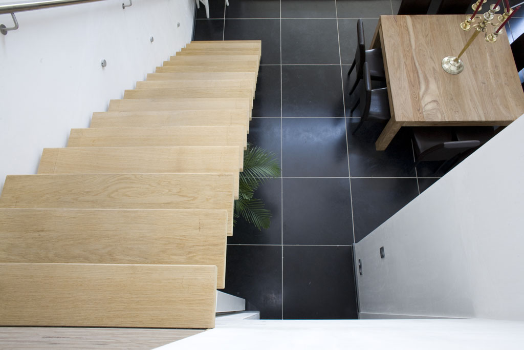 Rechte trap met centrale trapboom in metaal (29)