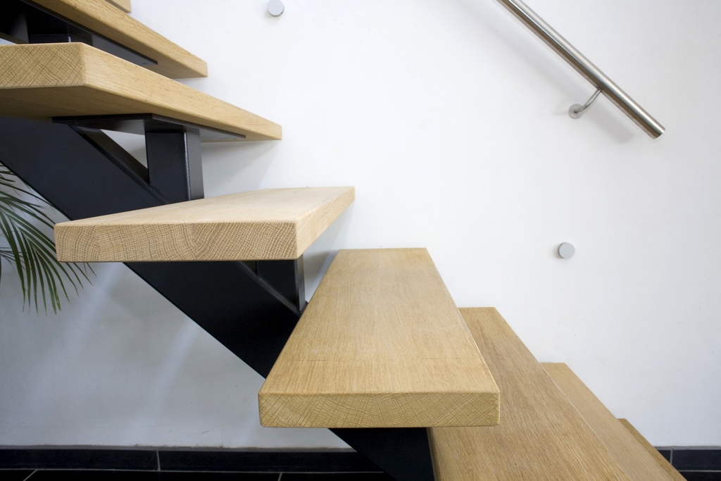 Rechte trap met centrale trapboom in metaal (29)