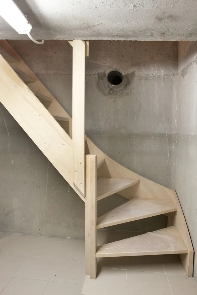 Open kwartdraai keldertrap