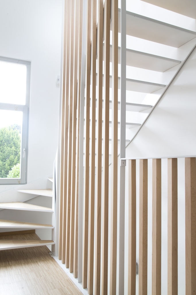 Metaaltrap met platte trapbomen in driekwartdraai uitvoering (79)