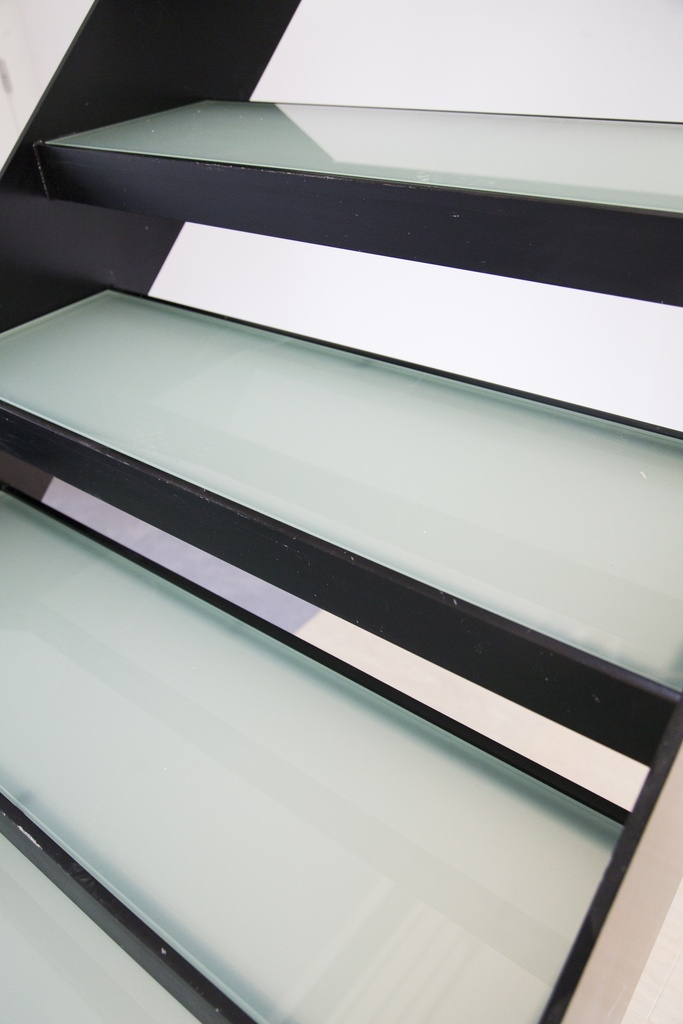 Strakke metaaltrap met matte glazen treden, die voor een zachte toets zorgen (Brussel - 81)