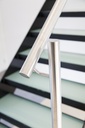 Strakke metaaltrap met matte glazen treden, die voor een zachte toets zorgen (Brussel - 81)