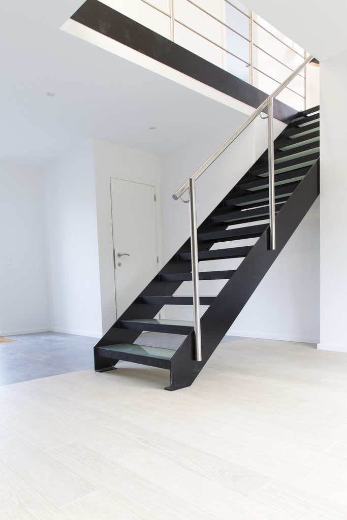 Strakke metaaltrap met matte glazen treden, die voor een zachte toets zorgen (Brussel - 81)