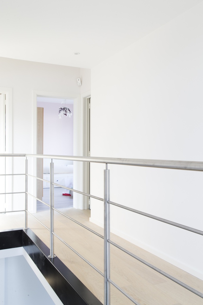 Strakke metaaltrap met matte glazen treden, die voor een zachte toets zorgen (Brussel - 81)