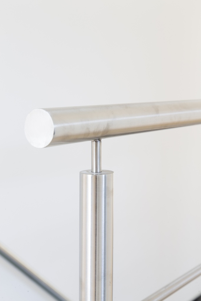 Strakke metaaltrap met matte glazen treden, die voor een zachte toets zorgen (Brussel - 81)