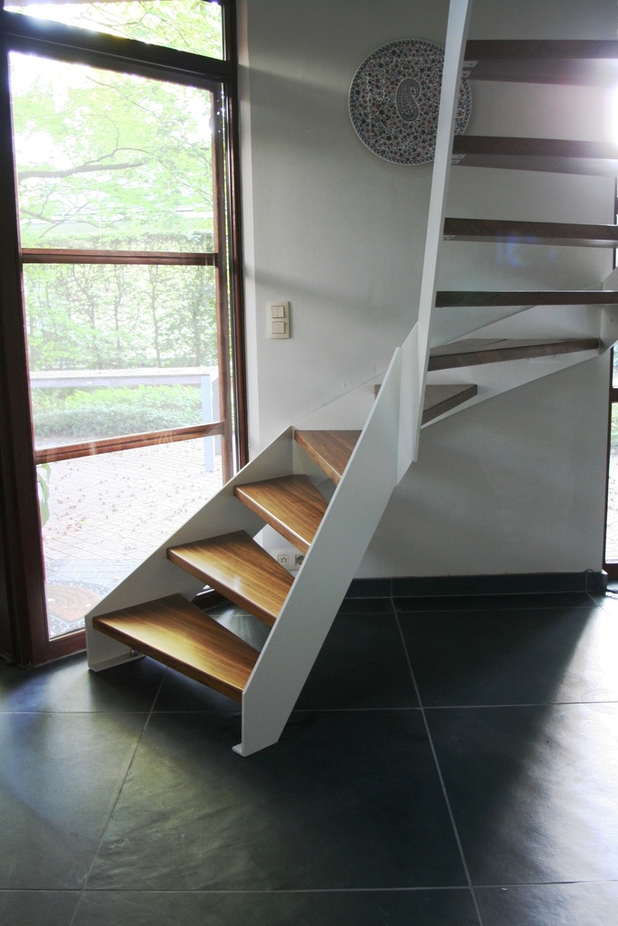 Metaaltrap met platte trapbomen en een glazen bordes (93)