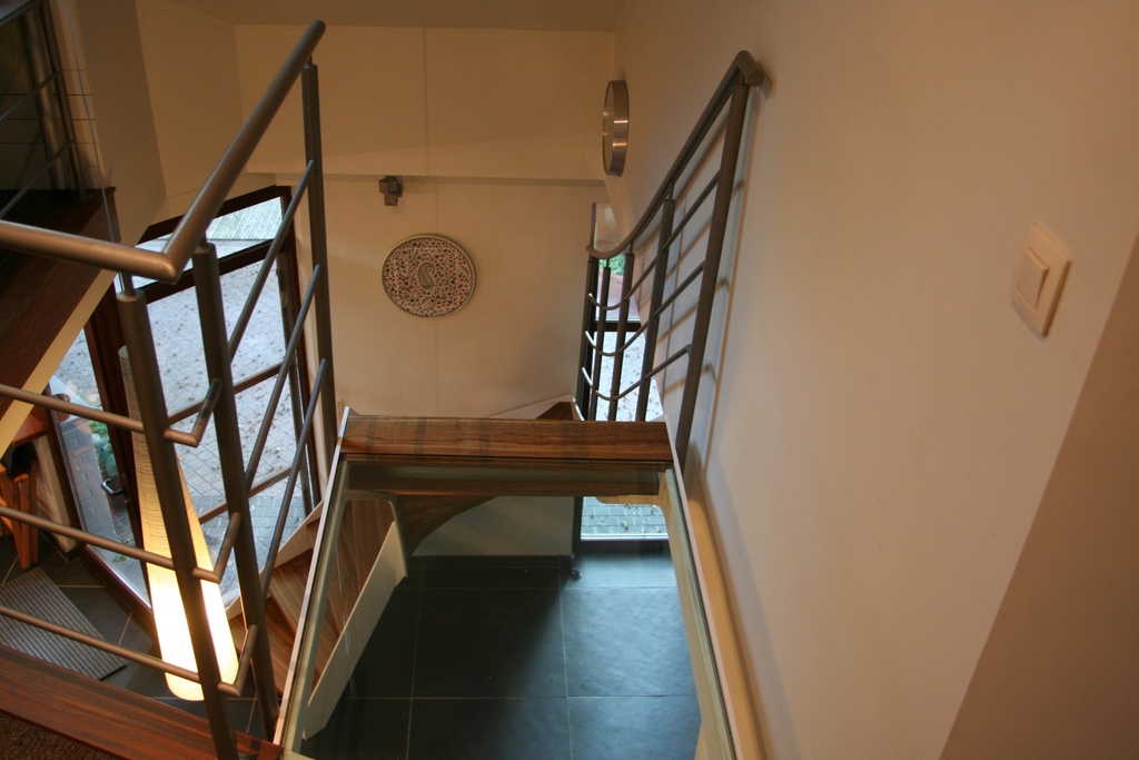 Metaaltrap met platte trapbomen en een glazen bordes (93)