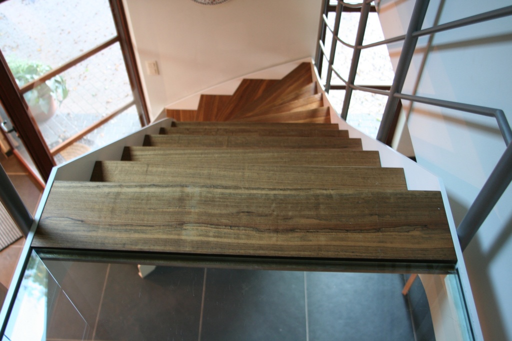 Metaaltrap met platte trapbomen en een glazen bordes (93)