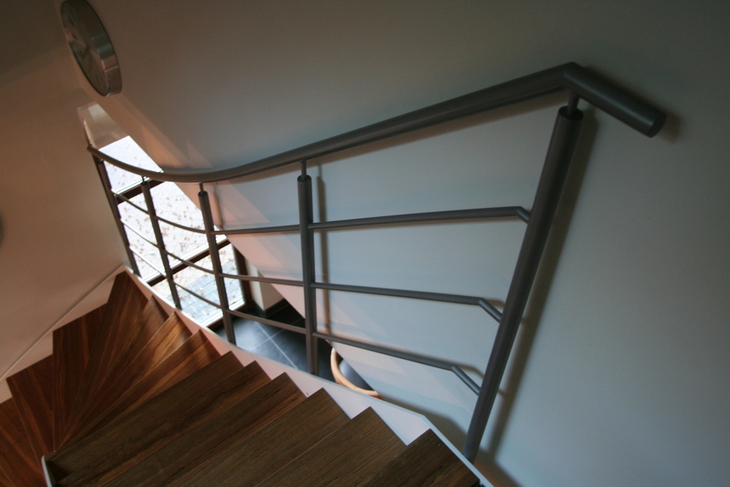 Metaaltrap met platte trapbomen en een glazen bordes (93)