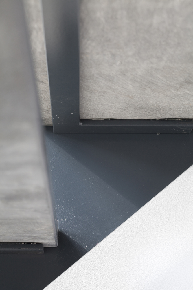 Kwartdraai open metaaltrap met treden in natuursteen (62)