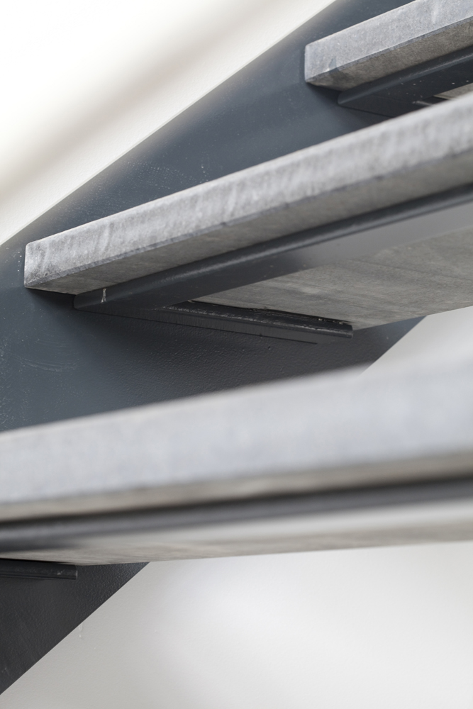 Kwartdraai open metaaltrap met treden in natuursteen (62)