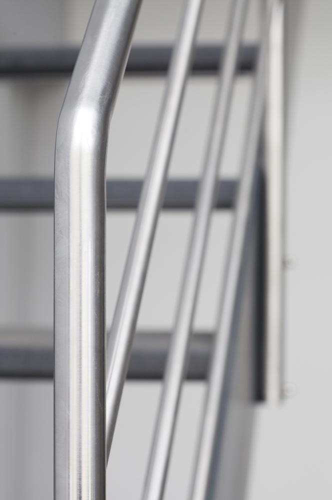 Kwartdraai open metaaltrap met treden in natuursteen (62)