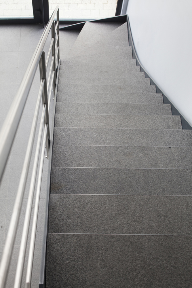 Kwartdraai open metaaltrap met treden in natuursteen (62)