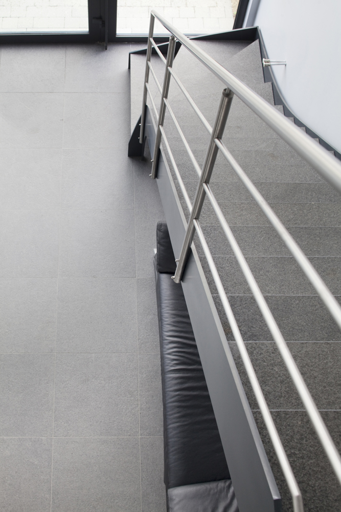 Kwartdraai open metaaltrap met treden in natuursteen (62)