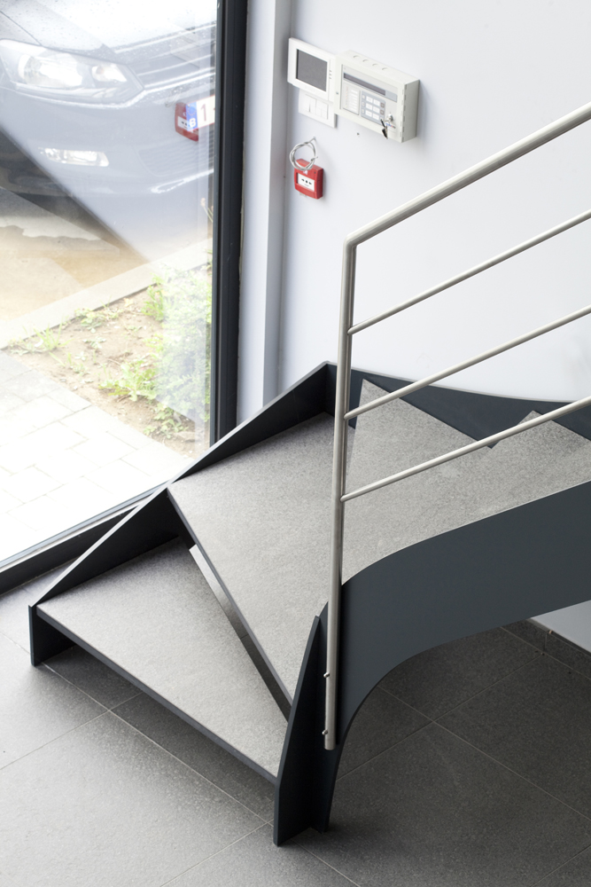 Kwartdraai open metaaltrap met treden in natuursteen (62)