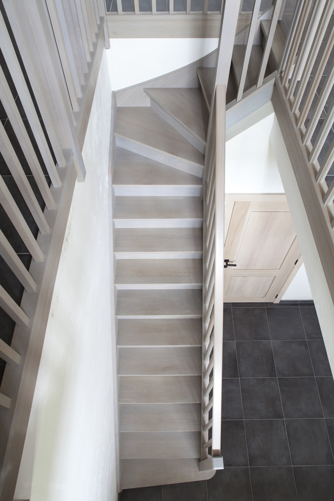 Rechte gesloten trap in beuk (64)