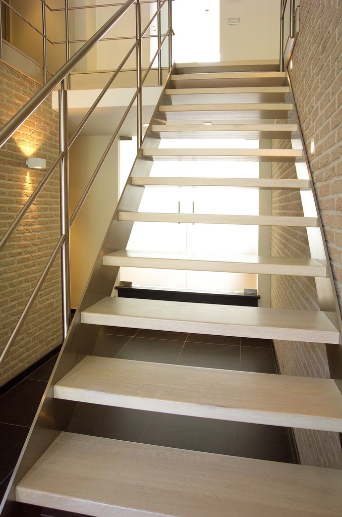 Metaaltrap met houten treden in beuk (121)