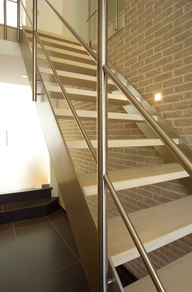 Metaaltrap met houten treden in beuk (121)