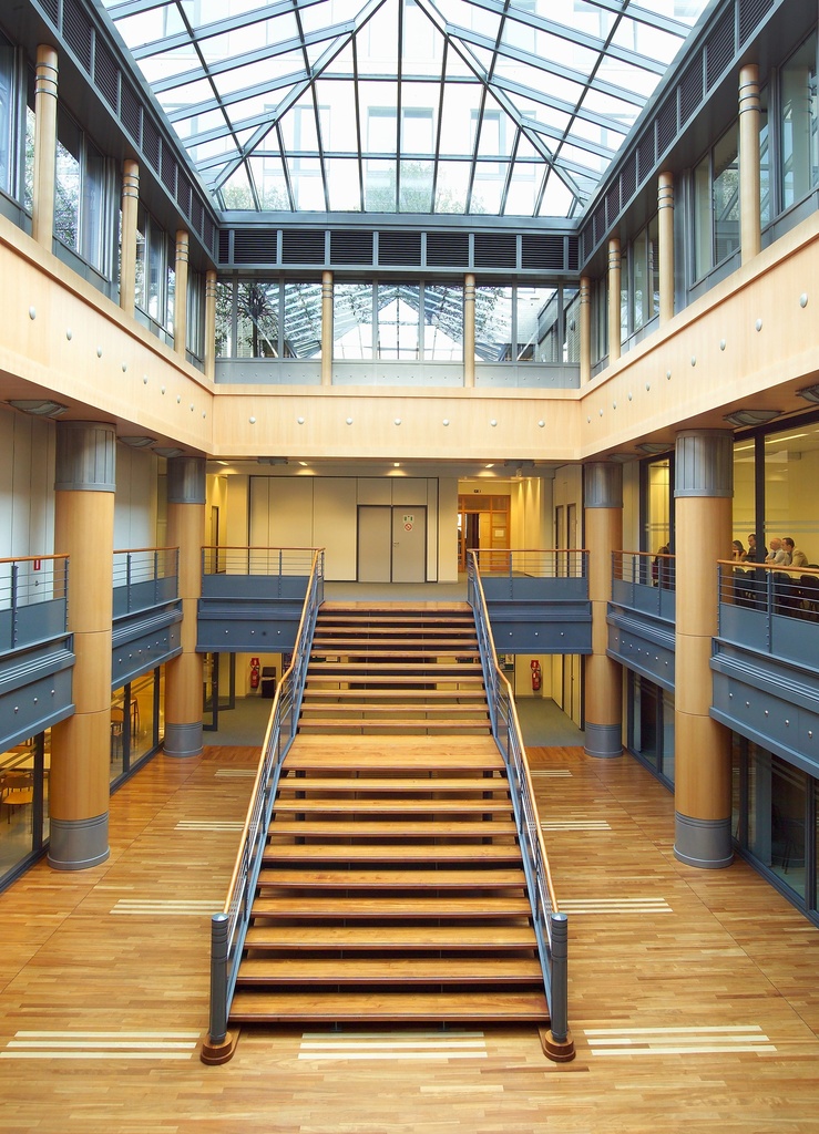 Rechte trap met tussenbordes (122)