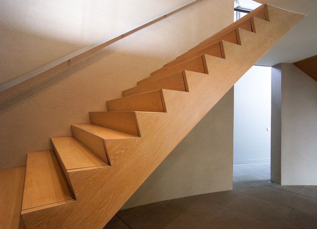 Rechte z-trap met een lichte buiging’