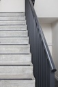 Metaalbalustrade aan betontrap (140)