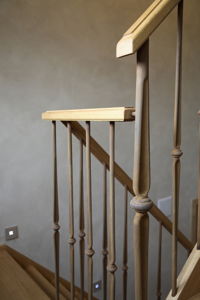 Geroeste metalen balusters met houten handgreep (142)