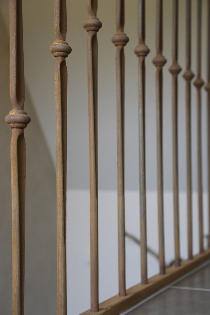 Geroeste metalen balusters met houten handgreep (142)