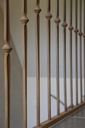 Geroeste metalen balusters met houten handgreep (142)