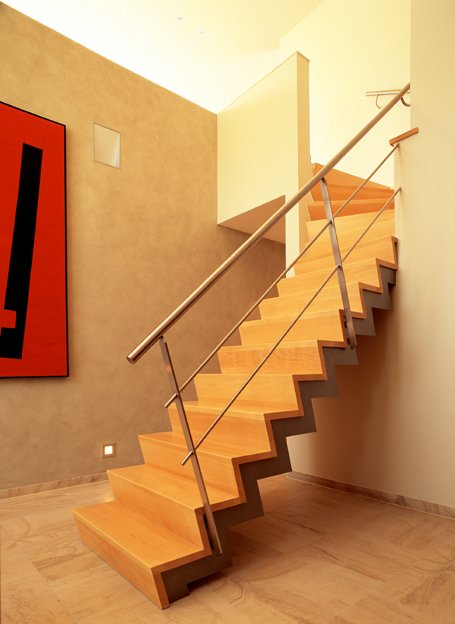 Metaaltrap met opliggende treden in z-vorm (148)