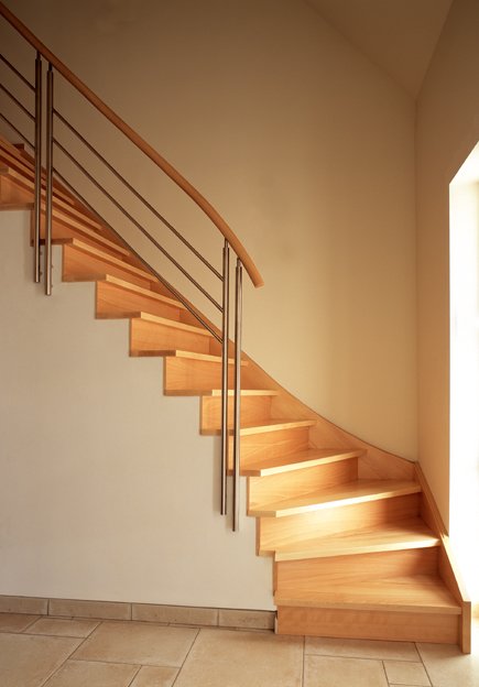 Trap met uitgezaagde trapbomen aan 1 zijde (144)