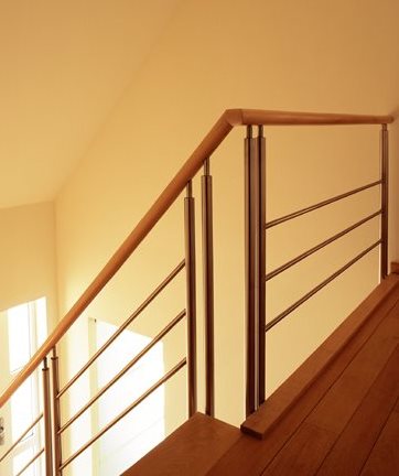 Trap met uitgezaagde trapbomen aan 1 zijde (144)