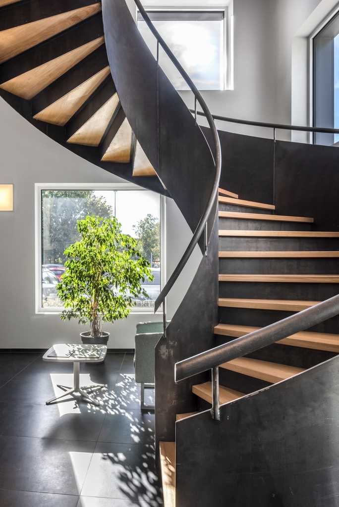 Sierlijke draaitrap met houten treden Cobelba