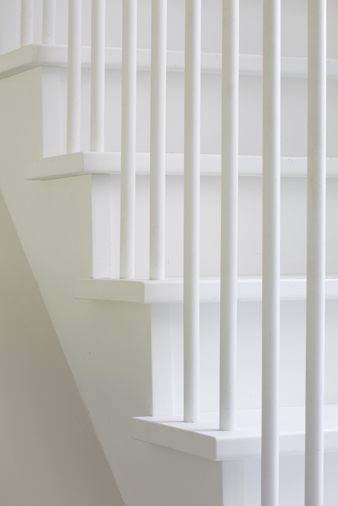 opliggende treden met houten ronde balusters