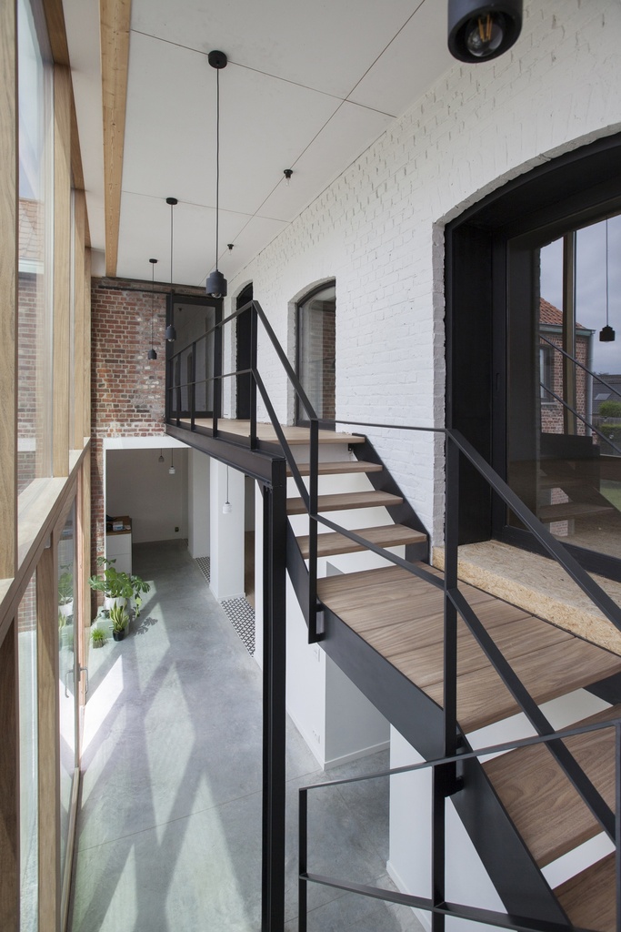 Metaaltrap met afrormosia treden en tussenbordes | herenhuis Wevelgem