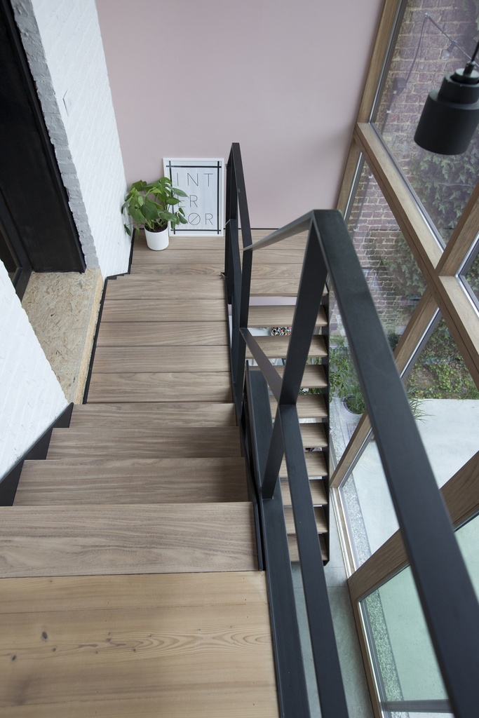 Metaaltrap met afrormosia treden en tussenbordes | herenhuis Wevelgem