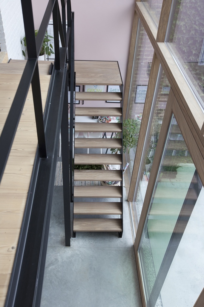 Metaaltrap met afrormosia treden en tussenbordes | herenhuis Wevelgem