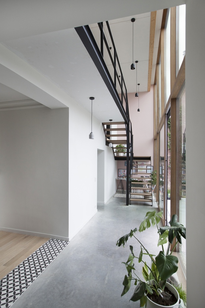 Metaaltrap met afrormosia treden en tussenbordes | herenhuis Wevelgem