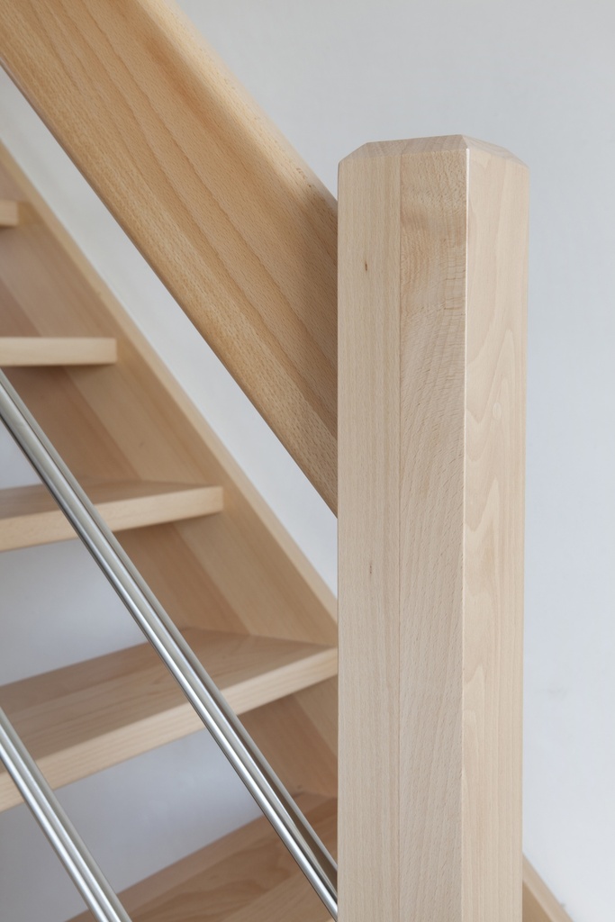 Rechte open trap in beuk