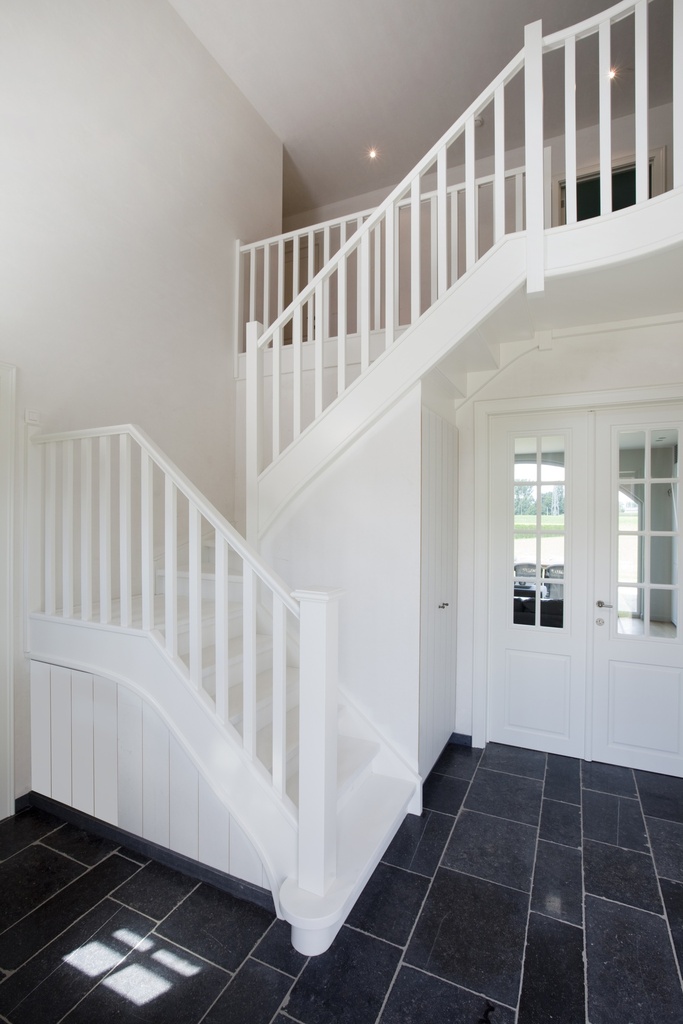 Klassieke trap met tussenbordes | geschilderd