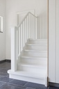 Klassieke trap met tussenbordes | geschilderd