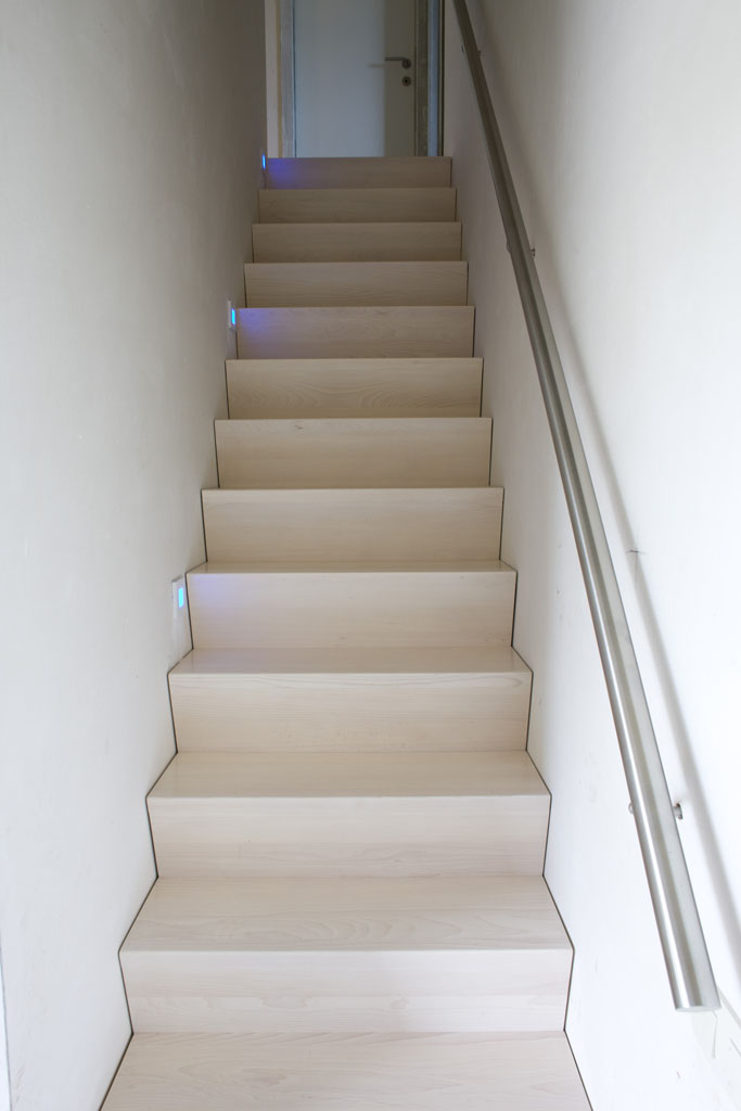 Escalier en Z en bois entre murs - hêtre
