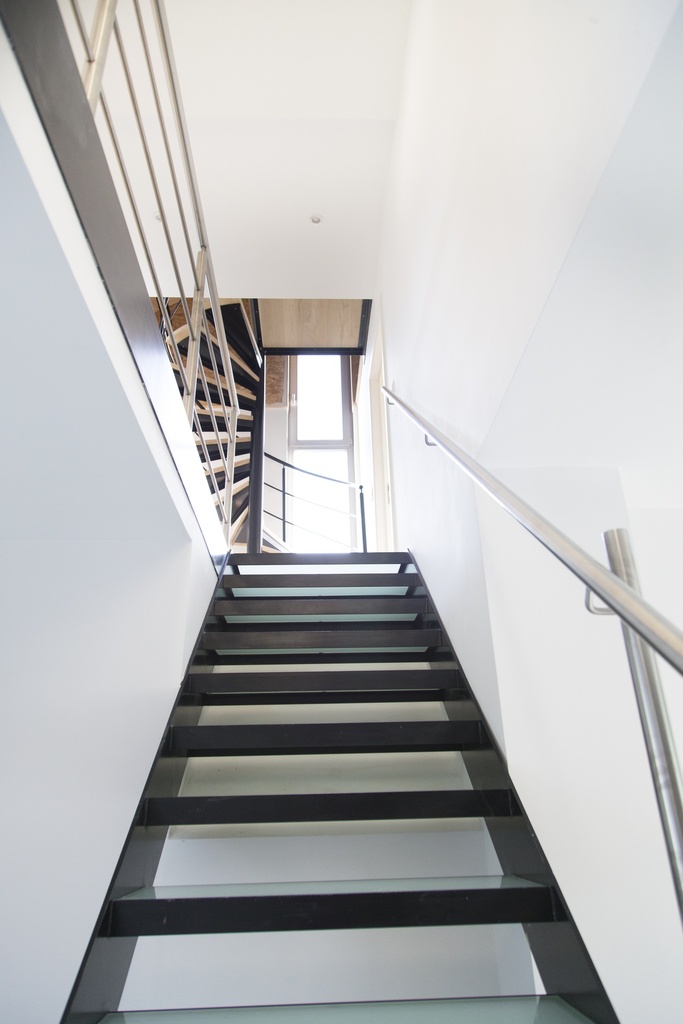 Escalier Métallique Épuré à Marches en Verre Mat