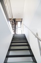 Escalier en métal élégant avec marches en verre dépoli, qui offrent un toucher doux