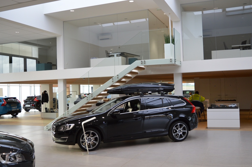 Escalier design avec palier pour Volvo