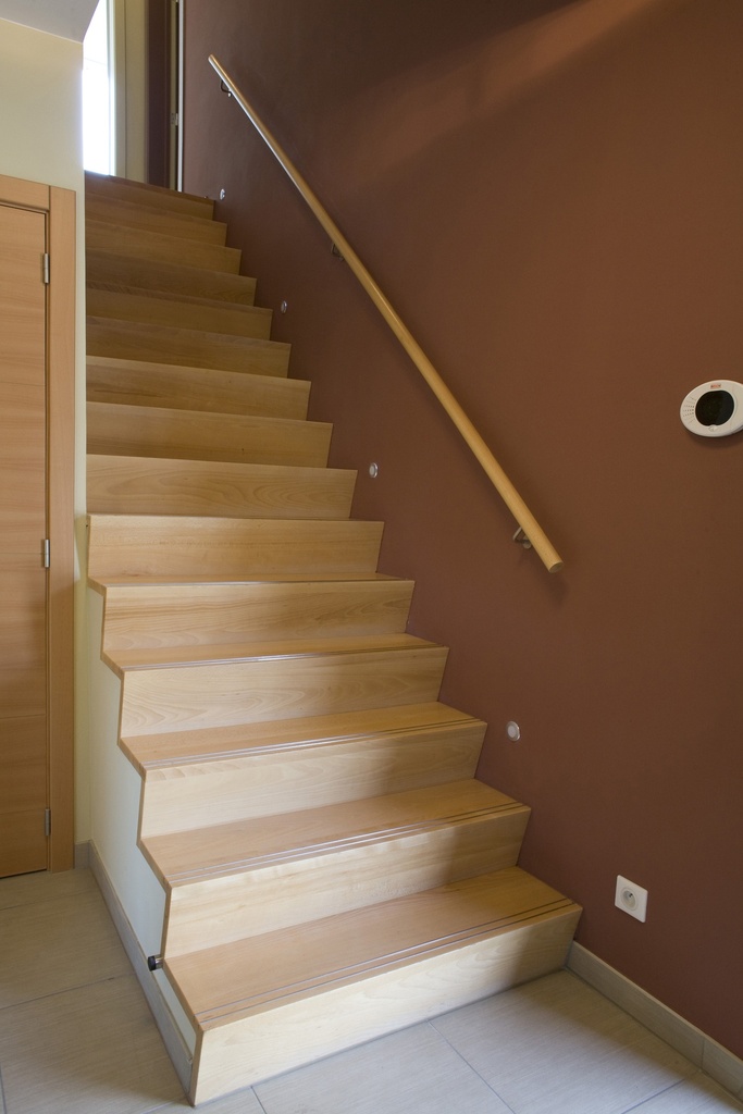 Escalier en Z en hêtre partiellement entre murs
