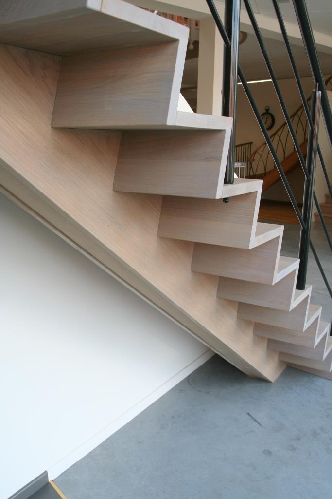 Escalier en Z avec éclairage LED dans le showroom de Wevelgem